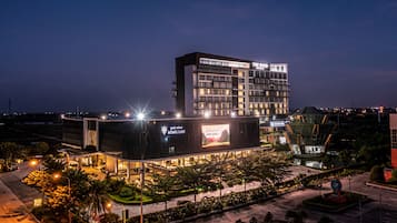 施設の正面 (日没後)