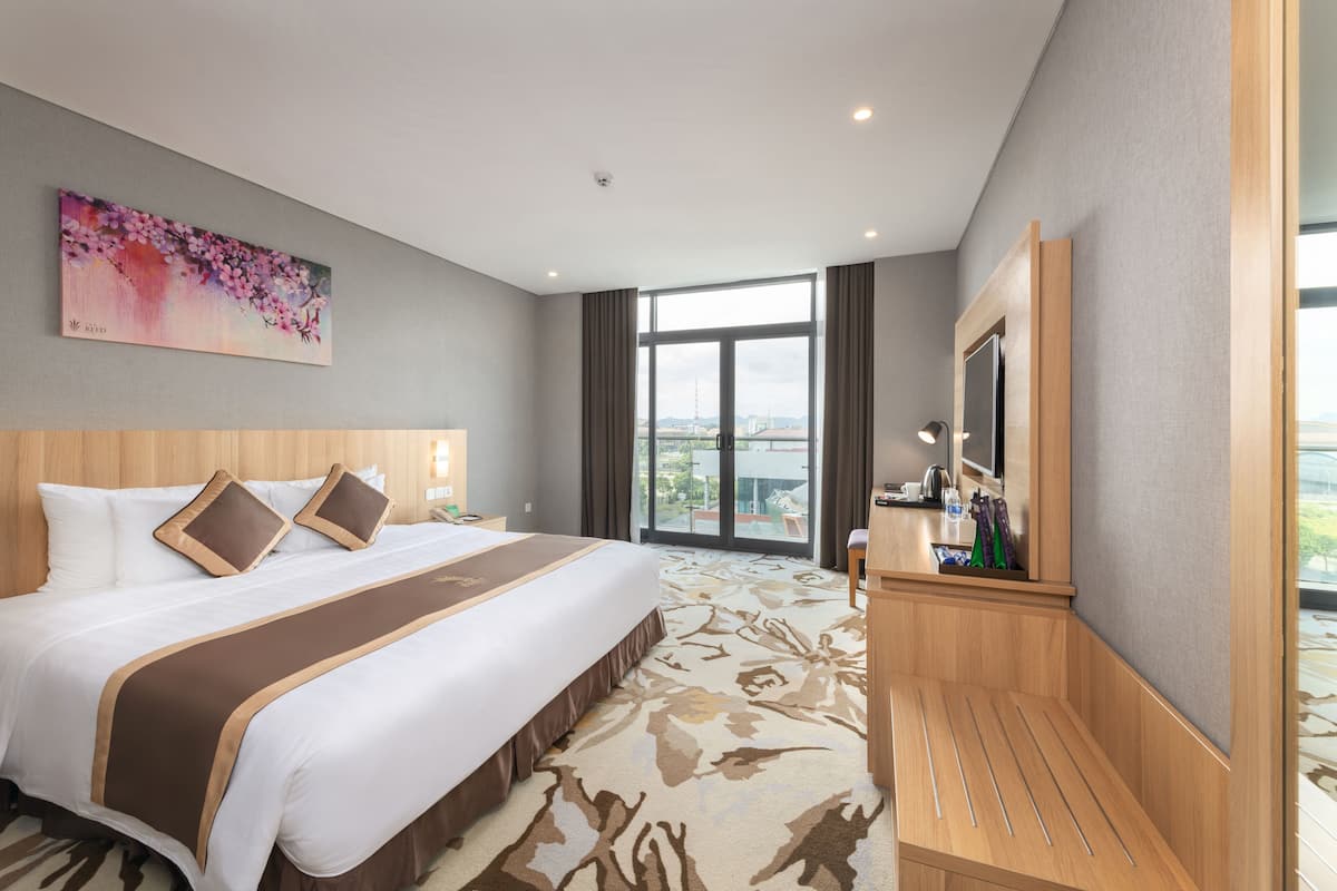 尊荣双人房 (Premium Balcony King) | 迷你吧、客房内保险箱、办公桌、遮光窗帘