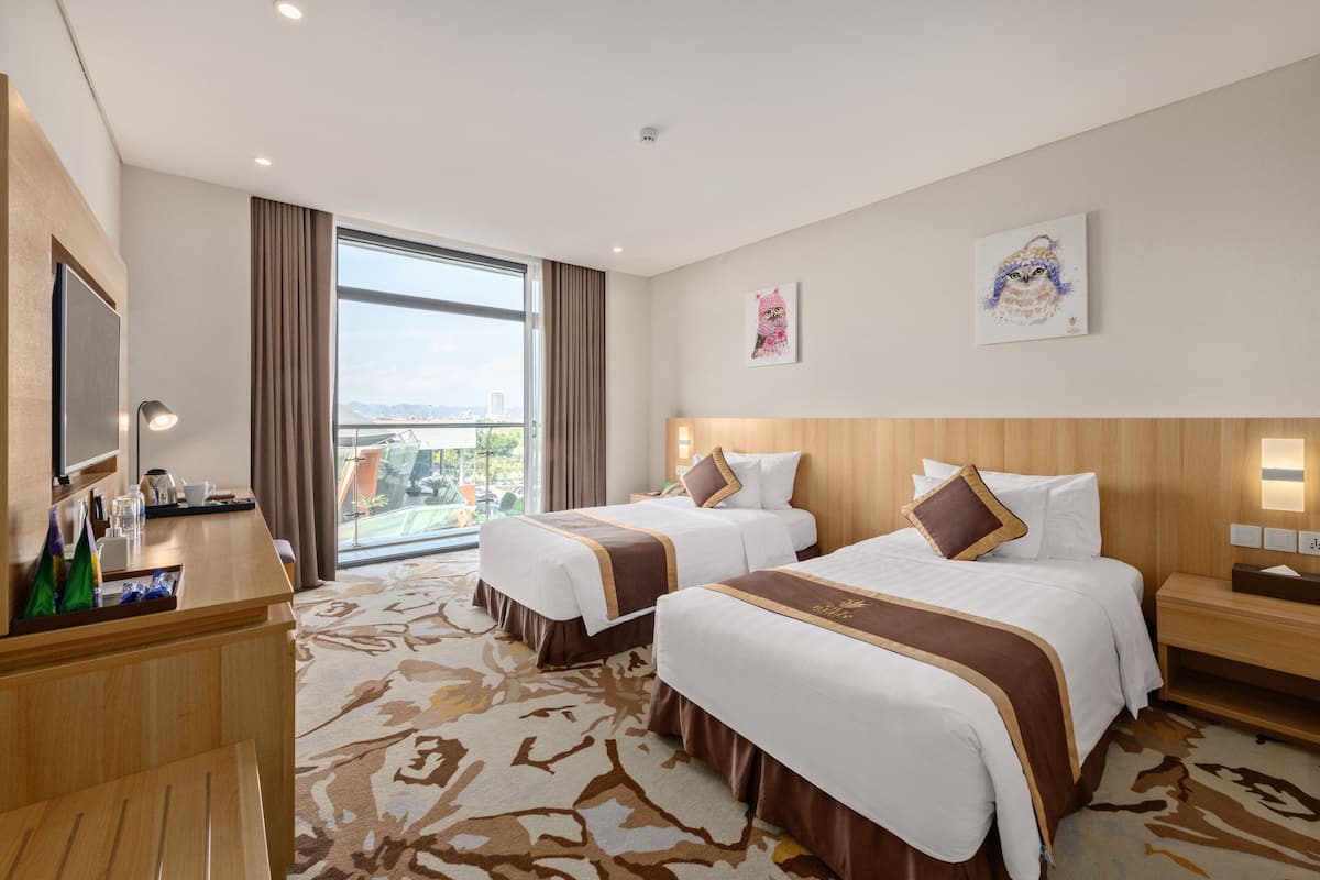 尊荣双床房 (Premium Balcony Twin) | 迷你吧、客房内保险箱、办公桌、遮光窗帘
