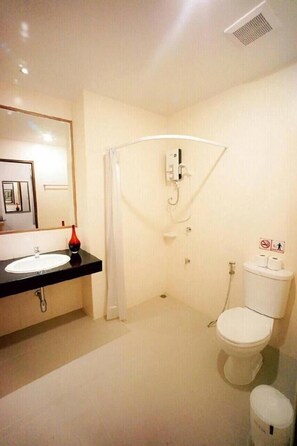 Shower, free toiletries, towels - Donchan Residence (Chiang Mai)
