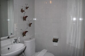 Shower, free toiletries, slippers - Natura Rumah Singgah Guest House (Purwokerto)