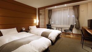 A hotel room with two beds, a desk, a chair, and a TV. - Yunokawa Onsen Emi Hakodateya (Hakodate)