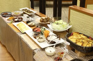 Daily buffet breakfast (JPY 1944 per person)
