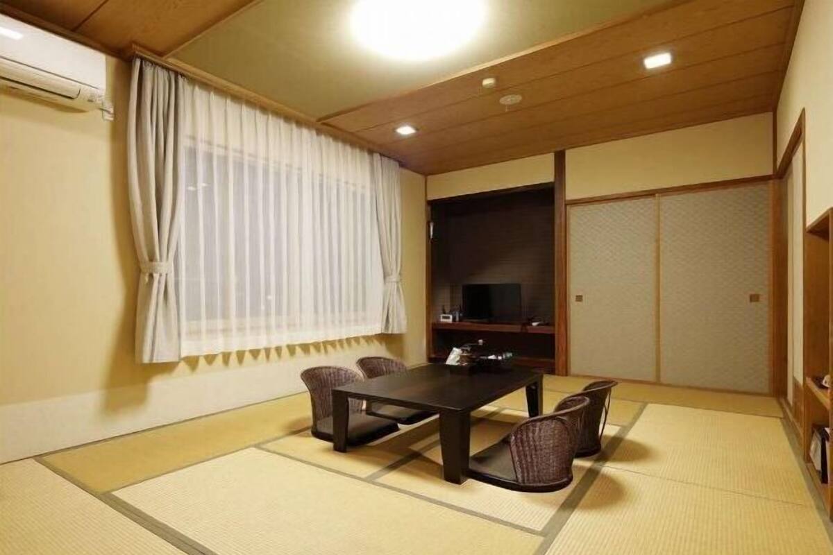 Dining | Breakfast and dinner served, Japanese cuisine