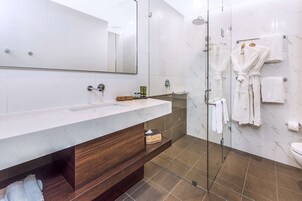 Ducha, artículos de tocador gratuitos, secador de pelo, toallas