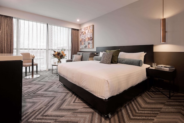 Habitación ejecutiva | Minibar, caja fuerte, escritorio y sistema de insonorización