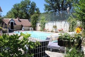Outdoor pool, open 4:30 PM to 8:00 PM, pool umbrellas, pool loungers - La Mare aux Bambous (Couffy)