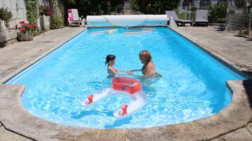Piscine extérieure, parasols de plage, chaises longues