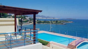 Leilighet – superior, 1 soverom, sjøutsikt | Basseng | Utendørsbasseng, bassengparasoller og solsenger