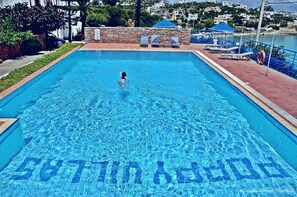 Udendørs pool, parasoller, liggestole