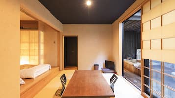 Habitación superior, para no fumadores (with Tatami Area and Open Air Bath) | Caja de seguridad en la habitación y wifi gratis