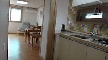 Suíte luxo, 2 quartos, para não fumantes, vista para a cidade | Quartos à prova de som, ferros/tábuas de passar roupa