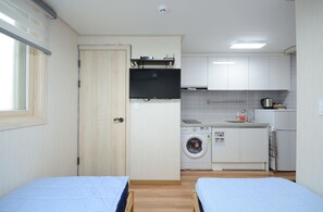 Chambre avec lits jumeaux | Système d’insonorisation, fer et planche à repasser