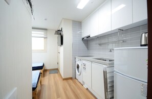 Soundproofing, iron/ironing board - Sunny Hill Guesthouse Hongdae (Seoul)
