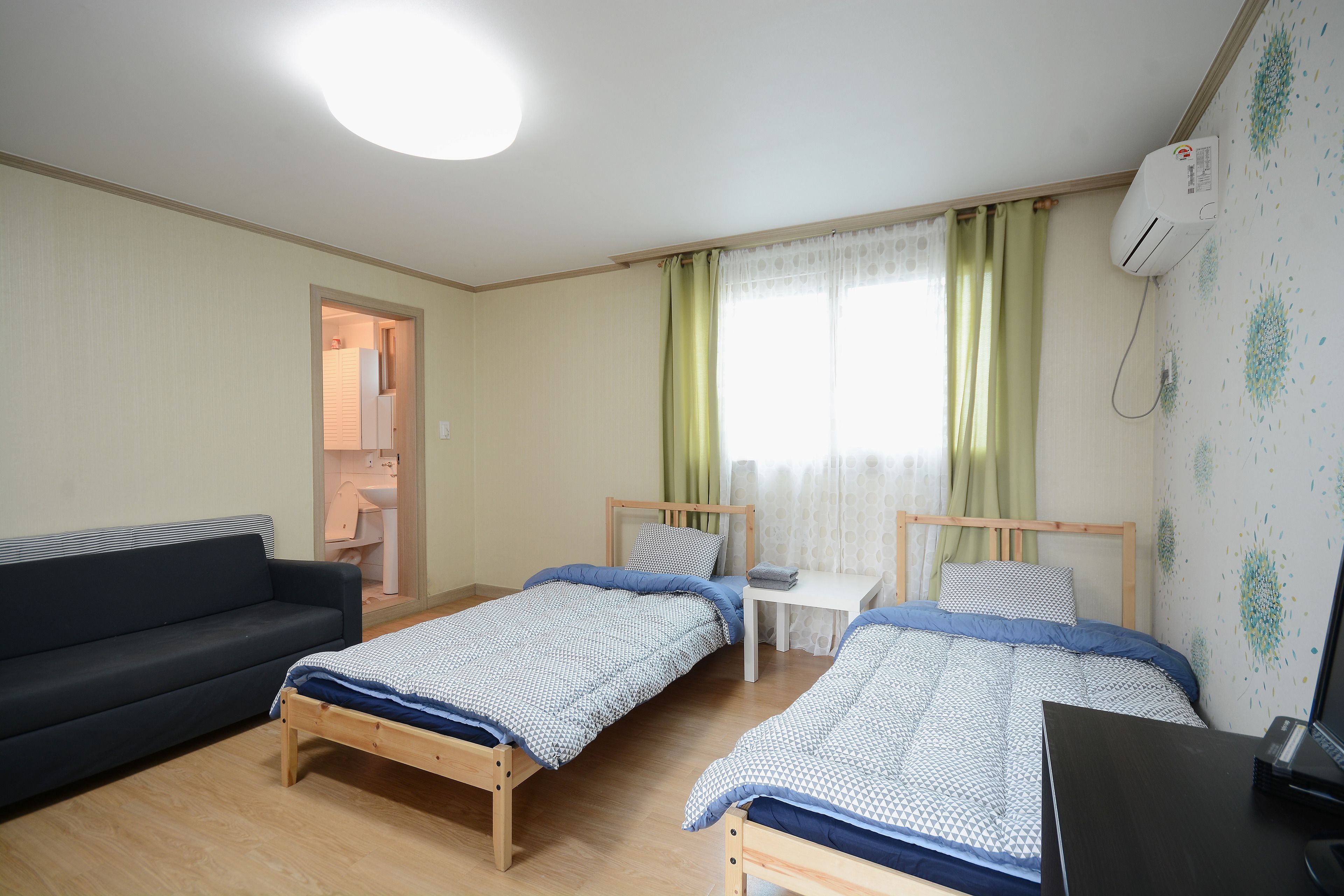 Quarto duplo | Quartos à prova de som, ferros/tábuas de passar roupa