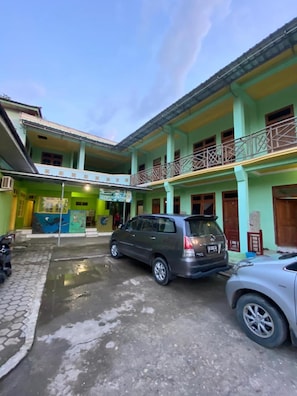 Free self parking - Surya Hotel Labuan Bajo (Labuan Bajo)