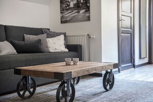 Tabla de planchar con plancha, wifi gratis y ropa de cama 