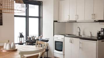 Estudio, balcón | Cocina privada | Frigorífico, microondas, horno y placa de cocina