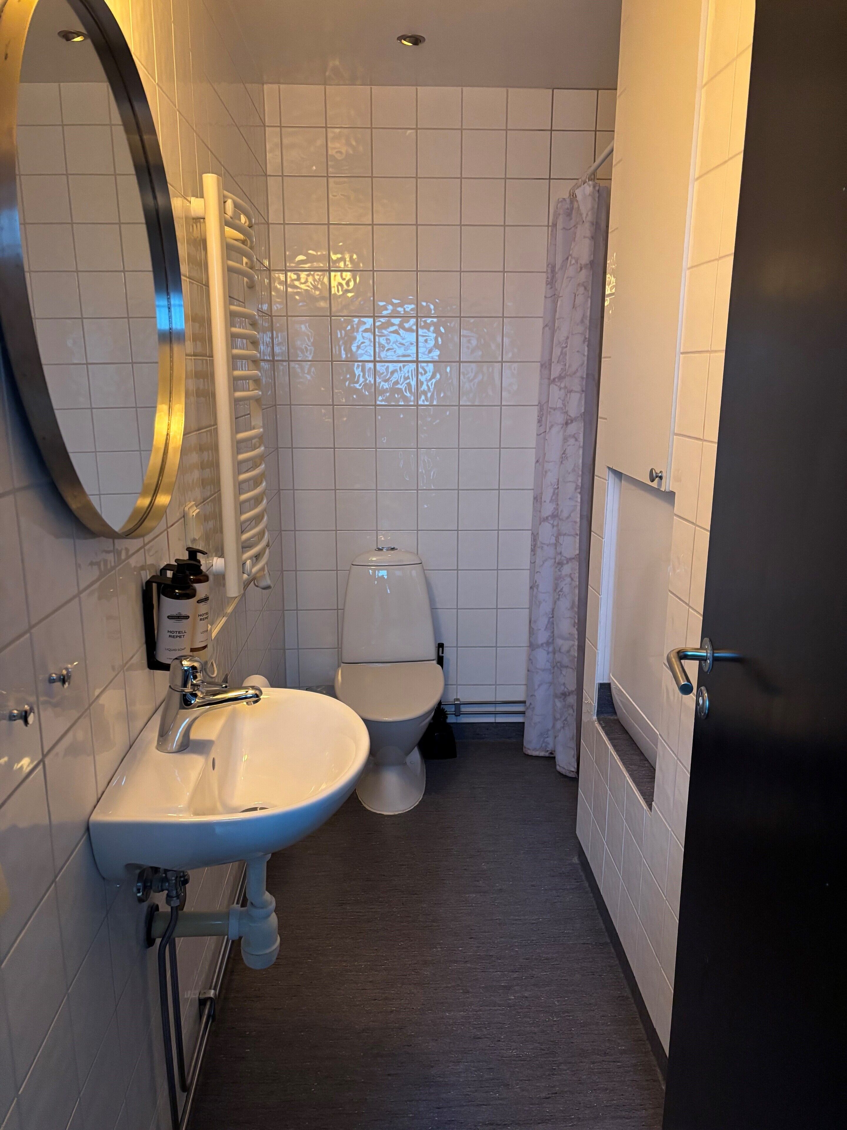 Studio Economy | Badrum | Dusch, gratis toalettartiklar, hårtork och handdukar