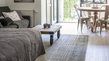 Superior Studio | 1 bedroom, iron/ironing board, free WiFi, bed sheets