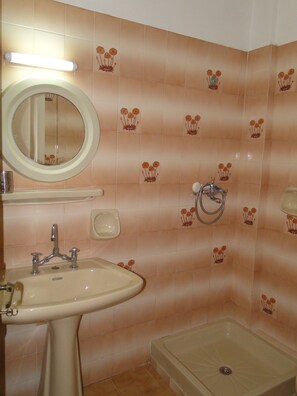 Bathtub, free toiletries, hair dryer - Paradise Inn (Agios Nikolaos)