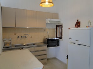 Apartment, 1 Schlafzimmer | Eigene Kochnische | Großer Kühlschrank, Ofen, Herdplatte, Wasserkocher