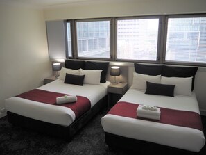 Quarto (Queen + Double) | Edredons de pluma, cofres nos quartos, cortinas blackout