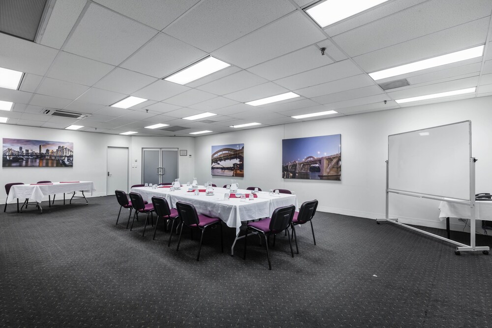 George Williams Hotel by null