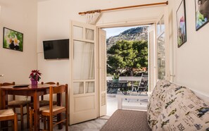 Appartement, 1 chambre | Aire de séjour | Téléviseur à écran plat de 32 po avec chaînes spécialisées