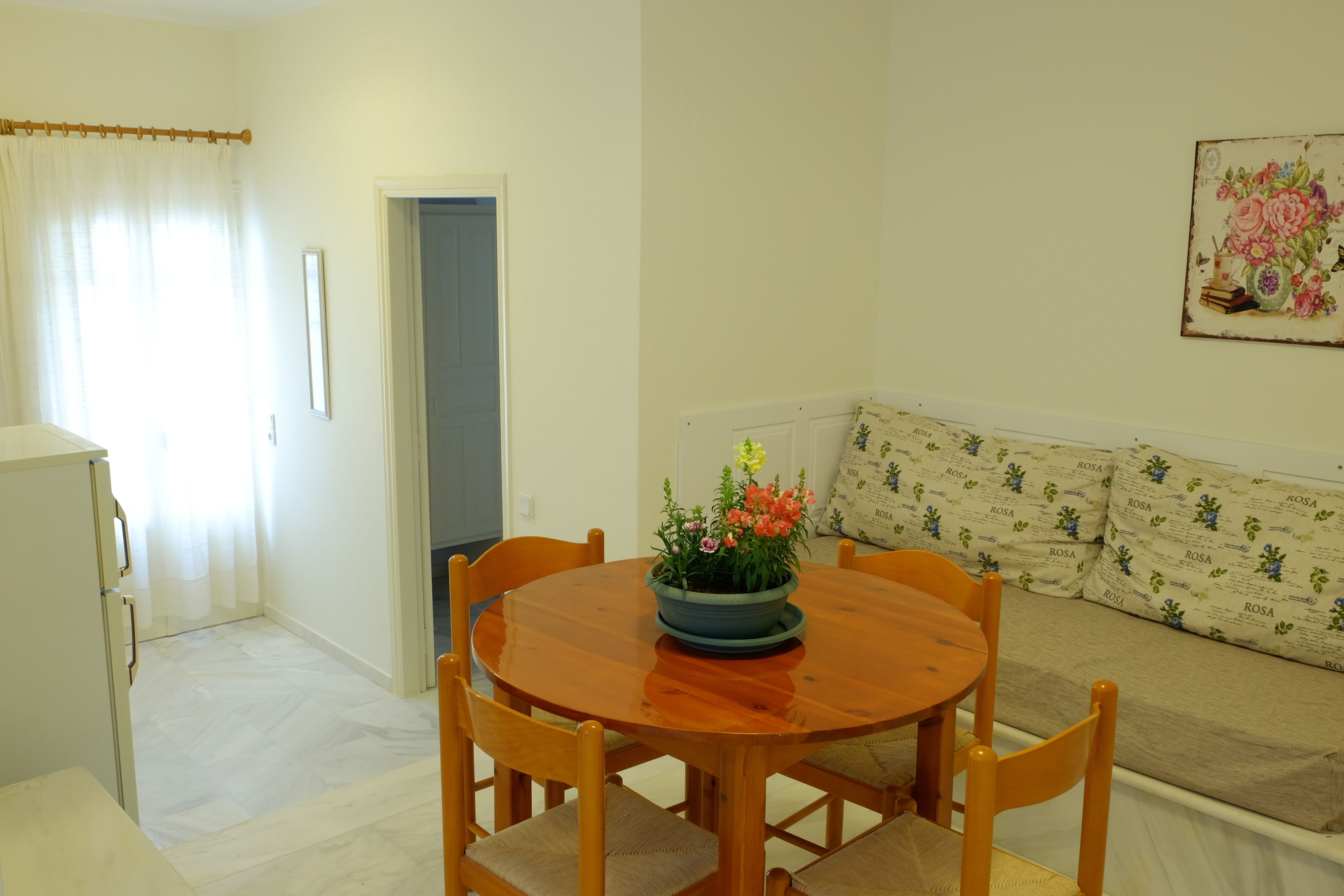 Appartement, 2 chambres | Coin séjour | Télévision à écran plat de 32 pouces avec chaînes thématiques