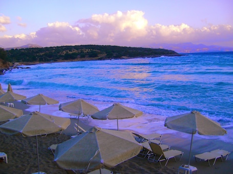 Beach nearby. Dialinas Apartments