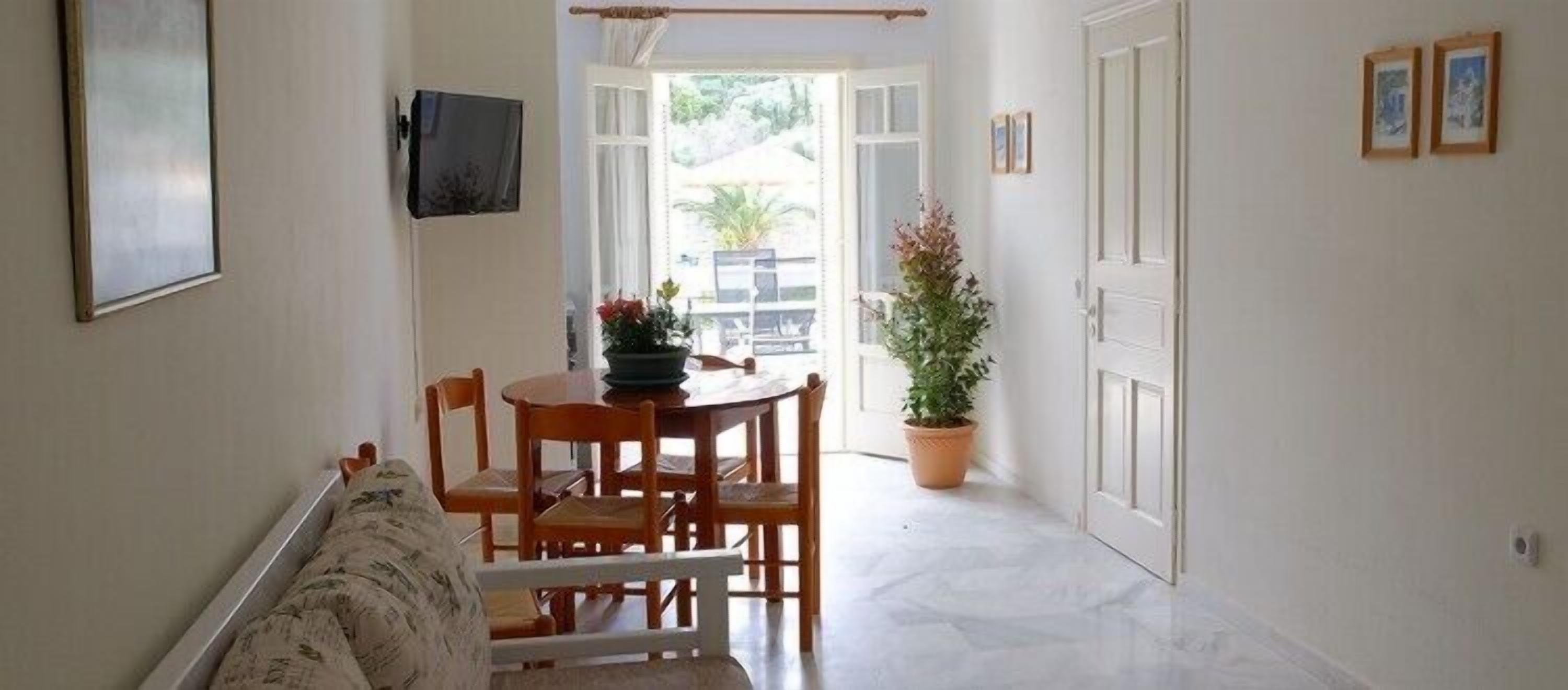 xxxComfort Apartment, 1 Bedroom, Mountain Viewxxx | Zona de estar | Televisión de pantalla plana de 32 pulgadas con canales premium
