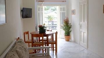 xxxComfort Apartment, 1 Bedroom, Mountain Viewxxx | Zona de estar | Televisión de pantalla plana de 32 pulgadas con canales premium