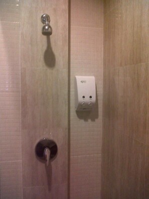 Shower, free toiletries - Hotel Pagi (Labuan Bajo)
