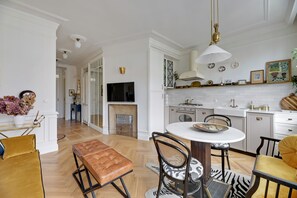 Leilighet – deluxe | Oppholdsområde | En 42-tommers Flatskjerm-TV med digitale kanaler samt TV