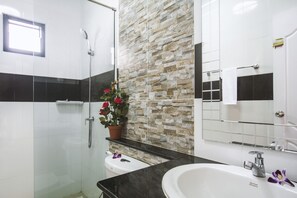 2 Bedrooms Villa with Private Pool | Badrum | Dusch, gratis toalettartiklar, hårtork och handdukar