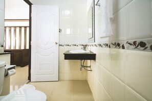 2 Bedrooms Villa with Private Pool | ห้องน้ำ | ฝักบัว, ของใช้ในห้องน้ำฟรี, ไดร์เป่าผม, ผ้าเช็ดตัว