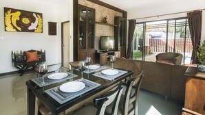 2 Bedrooms Villa with Private Pool | Essbereich im Zimmer