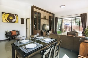 2 Bedrooms Villa with Private Pool | Essbereich im Zimmer