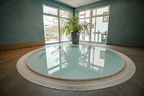 室内游泳池,10:00 至 21:00 开放,日光浴躺椅,现场救生员