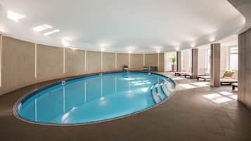 Innenpool, geöffnet von 10:00 Uhr bis 21:00 Uhr, Liegestühle