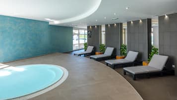 Piscina interna, funciona das 10h às 21h, espreguiçadeiras