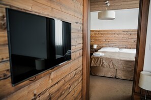 Suite Familiale, 2 chambres, salle de bains privée, vue montagne | Minibar, ameublement personnalisé, bureau, rideaux occultants