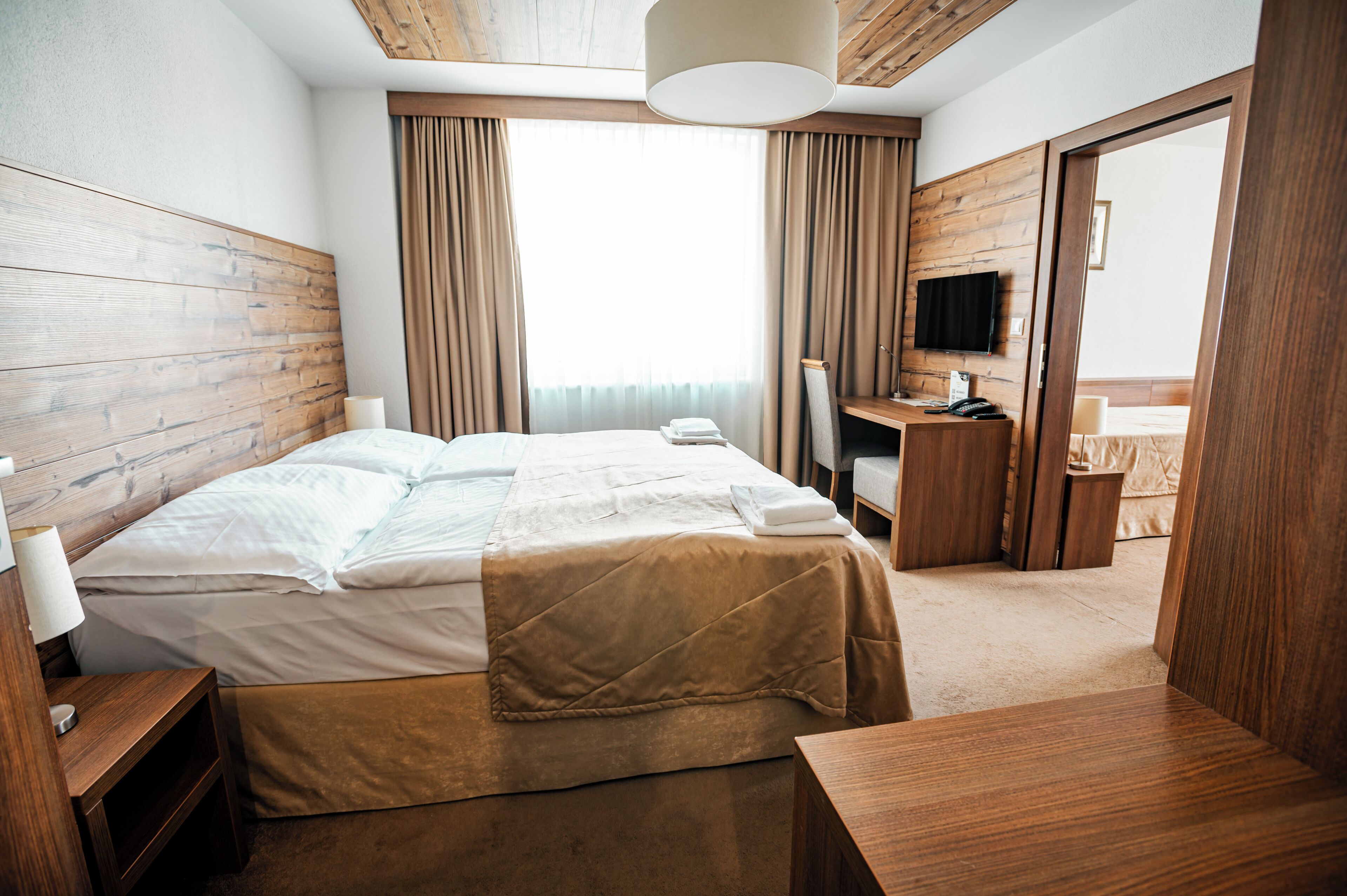 Suíte família, 2 quartos, banheiro privativo, vista para a montanha | Frigobar, individualmente mobiliados, escrivaninha, cortinas blackout