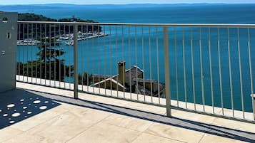 Un balcone con vista sul mare e sul porto turistico.