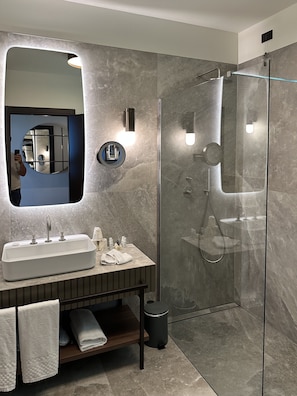 Executive Suite | Bathroom | Free toiletries, hair dryer, slippers
