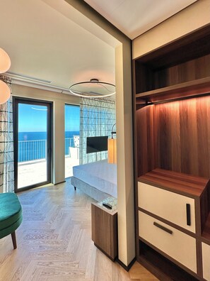 Suite de lujo, 2 habitaciones, balcón, vistas al mar | 1 dormitorio, minibar, caja fuerte y escritorio