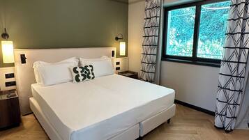 Luxury-Suite, 2 Schlafzimmer, Balkon, Meerblick | Minibar, Zimmersafe, Schreibtisch, schallisolierte Zimmer