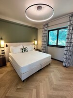 Minibar, caja de seguridad en la habitación y escritorio