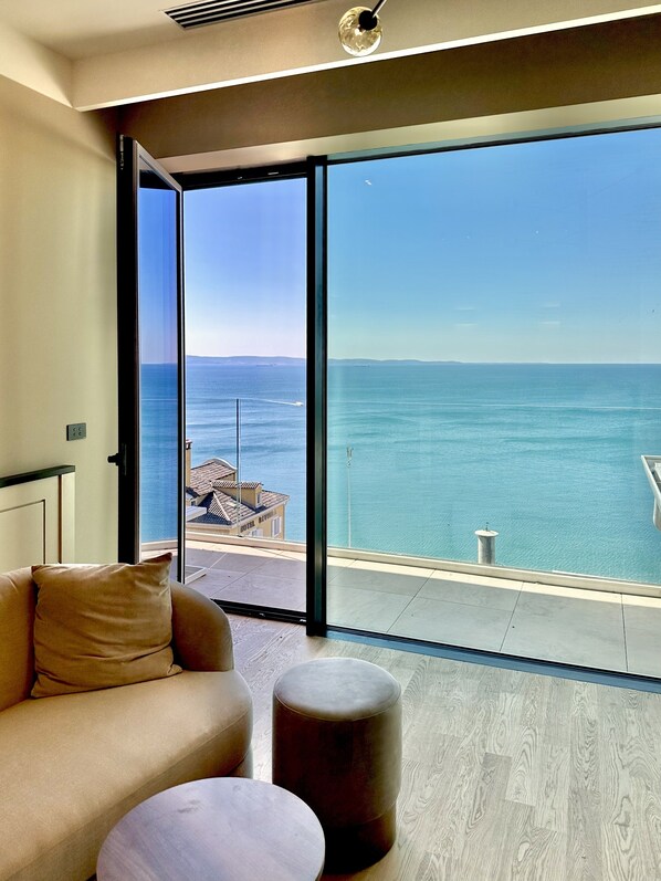 Minibar, in-room safe, desk, soundproofing - Maximilian Suites (Trieste)